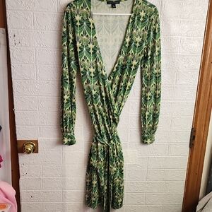 72% Silk Banana Republic Green Leaf Print Long Sleeve Dress